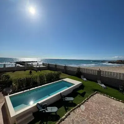 Oasis en la playa: piscina y relax