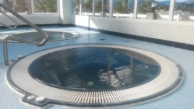 a large indoor swimming pool with a person in it at Apartamento en urbanización lujo in Tavernes de Valldigna