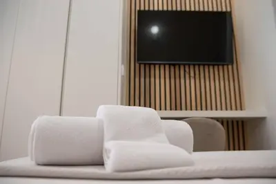 a living room with a white couch and a television at Maritim 2 by Concept Flats in Valencia