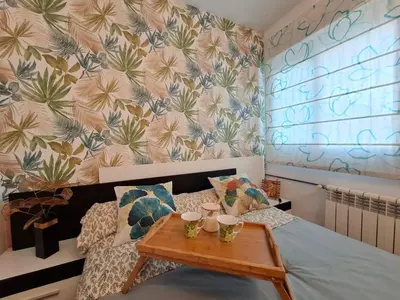 a living room with a couch and a table at Piso amplio de 3 habitaciones, calefacción, ascensor y parking in Burriana