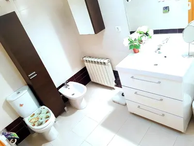 a bathroom with a toilet and a sink at Piso amplio de 3 habitaciones, calefacción, ascensor y parking in Burriana