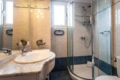a bathroom with a sink and a shower at Alquiler de temporada Canet Playa - en primera linea in Canet de Berenguer