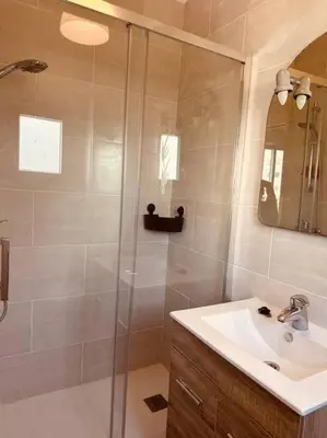a bathroom with a shower and a sink at Apartamento muy céntrico en Valencia junto a Ruzafa in Valencia