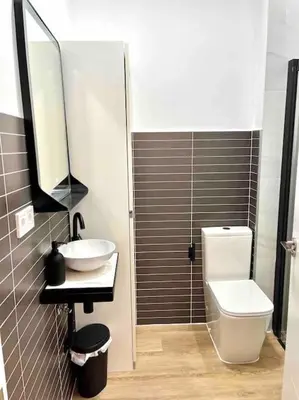 a bathroom with a toilet and a sink and a mirror at Acogedor apartamento 5 personas in Valencia