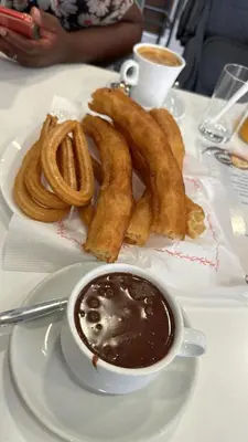a plate of onion rings and a cup of coffee at Villa les palmiers in Rafelguaraf