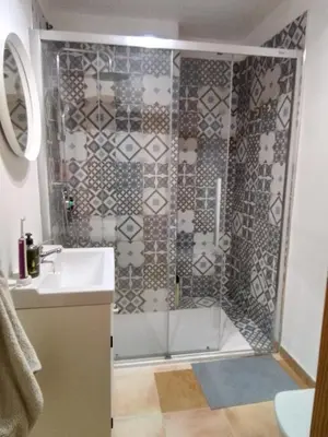 a bathroom with a shower and a sink at Apartamento Analema con piscina wifi y aire acondicionado in Moncófar