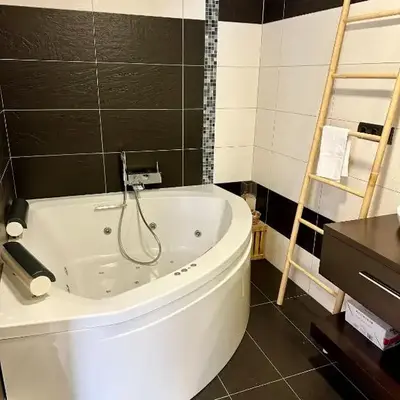 Casa con jacuzzi y piscina con vistas al castillo