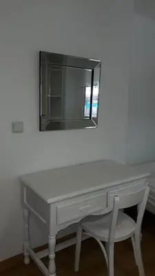 a white desk with a mirror and a chair at Alojamiento Temporal para Familias, Turismo, Estudiantes y Trabajo 