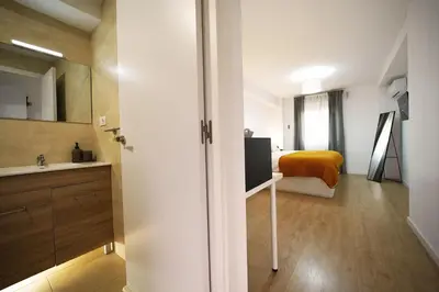 a small room with a bed and a bathroom at Casa Ross en Ruzafa in Valencia