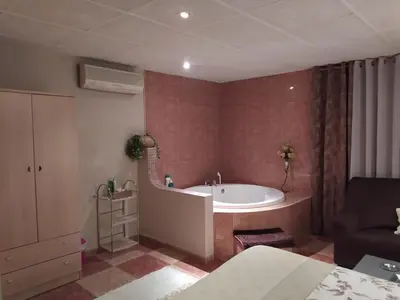 a bathroom with a bath tub in a room at Hostal Happystay in Valencia