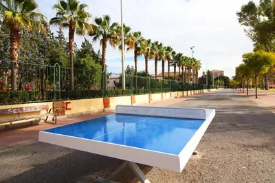 a tennis court on a street with palm trees at Global Vacacional, Apartamento céntrico en Puerto de Sagunto para 5 personas in Puerto de Sagunto