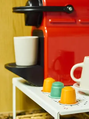a coffee maker and cups on a shelf at EL RINCÓN VERDE in Puerto de Sagunto