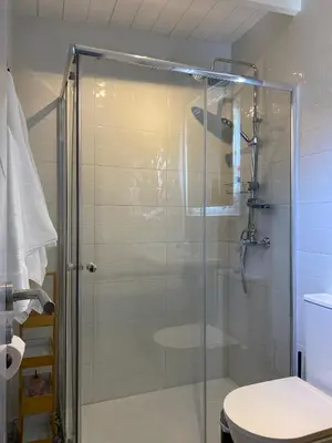 a glass shower in a bathroom with a toilet at Hermoso flat de playa in Valencia