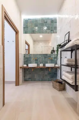 a bathroom with two sinks and a mirror at Apartamento con piscina y terraza in Valencia