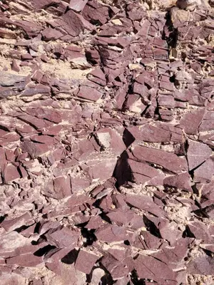 a rock floor with many cracks in it at Trocito de Paraíso en la Sierra Espadán in Eslida