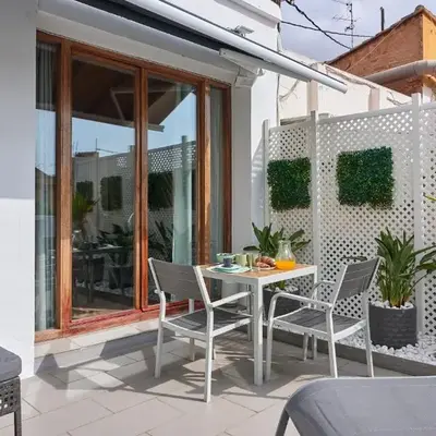 Sunny Cozy Penthouse with a Terrace at Plaza del Carmen
