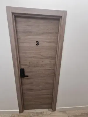 a wooden door in the corner of a room at Habitación céntrica de Lujo Gv 3 in Valencia