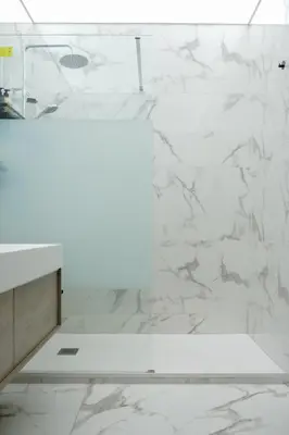 a bathroom with white marble walls and a sink at Habitación céntrica de Lujo Gv 3 in Valencia