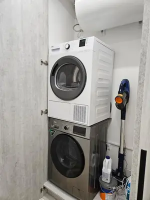 a washer and dryer in a small room at Habitación céntrica de Lujo Gv 4 in Valencia