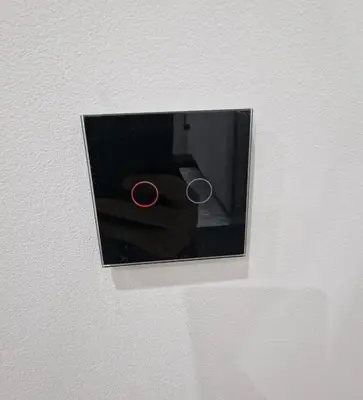 a hole in a wall with two rings in it at Habitación céntrica de Lujo Gv 4 in Valencia