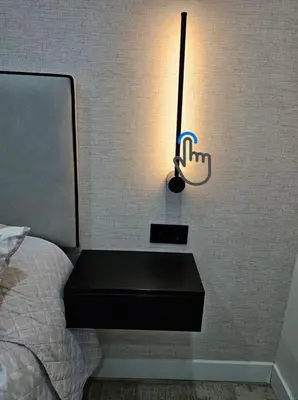 a lamp on a wall next to a bed at Habitación céntrica de Lujo Gv 5 in Valencia