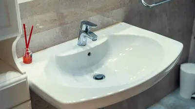 a white sink in a bathroom next to a toilet at Apartamento familiar Port-Saplaya in Port Saplaya