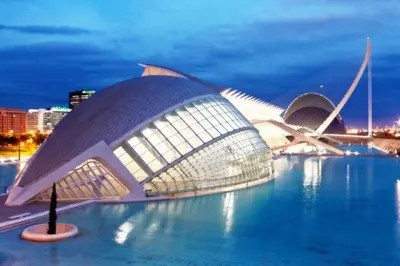 a view of a building at night at Valencia las Artes y Ciencias + Garaje + Netflix in Valencia