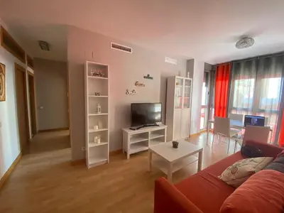a living room with a couch and a tv at Excelente apartamento en Benimaclet in Valencia