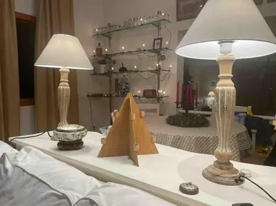 a table with two lamps and a toy house on it at Agradable Casa con maravillosas vistas in Chiva