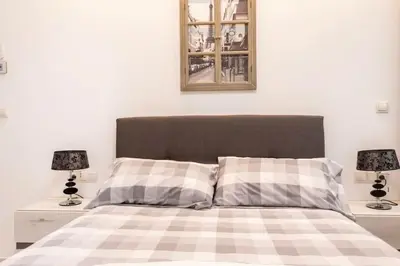a bedroom with a bed with two lamps and a mirror at Apartamento Exclusivo en Valencia in Valencia