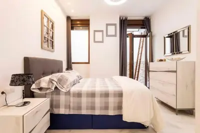 a bedroom with a bed and a dresser at Apartamento Exclusivo en Valencia in Valencia