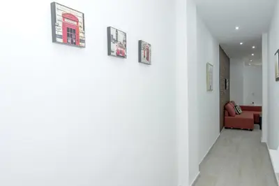 a living room with a red couch and a table at Bam ! Centro ! Centre ! Zentrum ! in Valencia