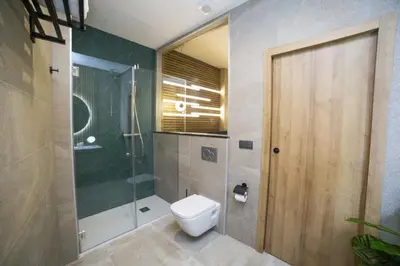 a bathroom with a toilet and a glass shower at Fabulosa vivienda nueva a un paso de Plaza EspañA in Valencia
