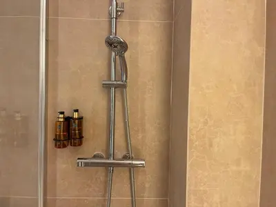 a showeruliculiculiculiculiculiculiculiculiculiculiculiculiculic at Osito Hub - Pintor Nicolau in Valencia