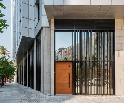 a wooden door on the side of a building at Duplex 6 pax 2 BTH, excelent area luxor in Valencia