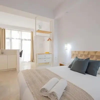 FLORIT FLATS - Quiet and Cozy Studios by the Joaquin Sorolla Station