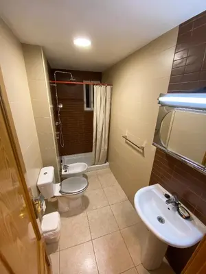 a small bathroom with two toilets and a sink at Villa Caliqueña, casa de campo in Torrent