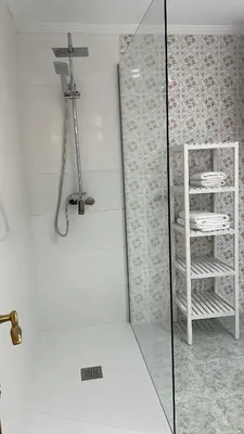 a shower with a mirror in a bathroom at Apartamento con Vistas Panorámicas in Sueca
