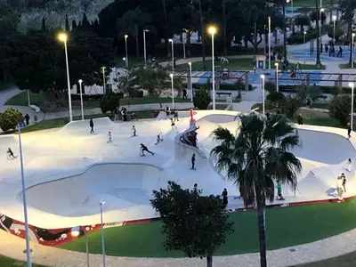 a group of people playing in a skate park at night at Apartamento ARENSOL EN PRIMERA LINEA DE PLAYA in Cullera