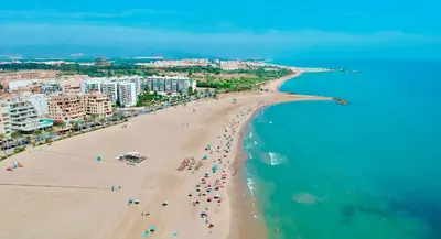 an overhead view of a beach with people and the ocean at Bonita Planta baja con patio en 1ª línea de playa in Puerto de Sagunto