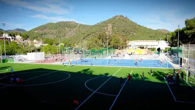 a group of people playing tennis on a tennis court at Apartamento en la montaña, Serra in Serra
