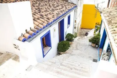 an overhead view of a white building with blue doors at Ubicación ideal in Cullera