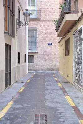 an empty street in an alley with a brick building at Loft elegante en Plaza del Carmen F3 in Valencia