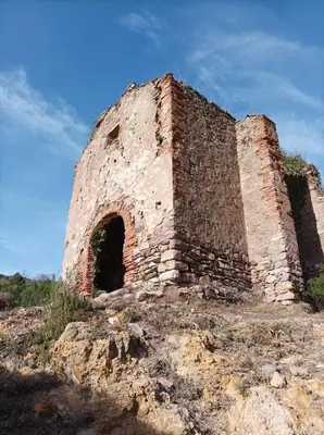 an old brick building on top of a hill at Casa rural Puchero y Manta in Alcudia de Veo