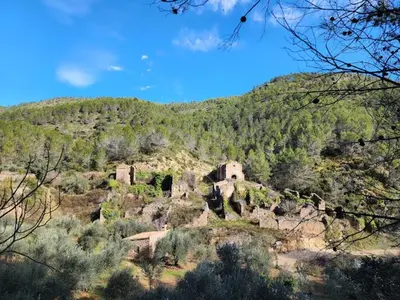 a mountain with houses on top of a hill at Casa rural Puchero y Manta in Alcudia de Veo