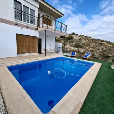 3 Bed Chalet-Pool-Pets-Hot Tub-Parking-Garden