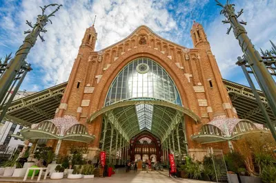 a large brick building with a large window at Mediterraneum Apto E in Valencia