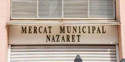 a sign on top of a garage door at Loft Industrial Doble Altura in Valencia
