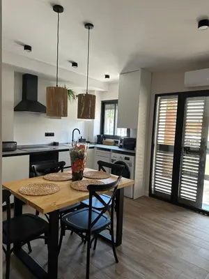 a kitchen and dining room with a table and chairs at El refugio del mar in Playa de Mar