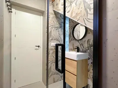 a bathroom with a sink and a mirror at Encantador apartamento vigas de madera in Valencia